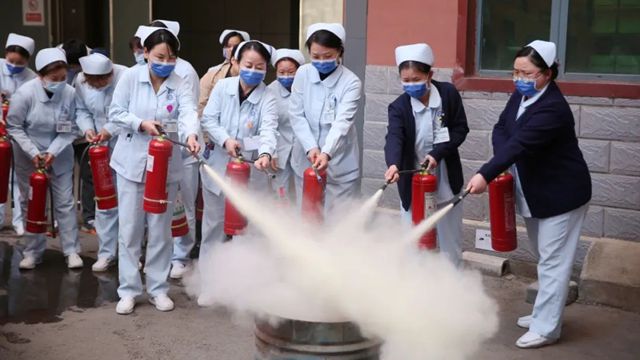 以練強安，防患未“燃”丨駐馬店市第一人民醫(yī)院開展消防應(yīng)急演練，筑牢安全防線