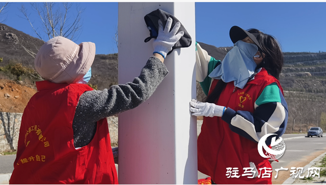 志愿紅扮靚國道風景線——駐馬店公路人傳承雷鋒精神 助力凈美公路