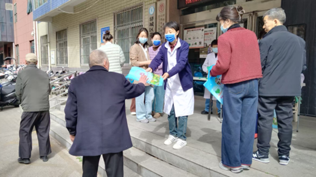 人民社區(qū)衛(wèi)生服務(wù)中心開展世界防治結(jié)核病日義診活動