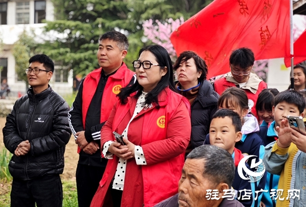  ?平輿縣“身邊好人協(xié)會(huì)”聯(lián)動(dòng)政社校開展學(xué)雷鋒敬老行動(dòng)?