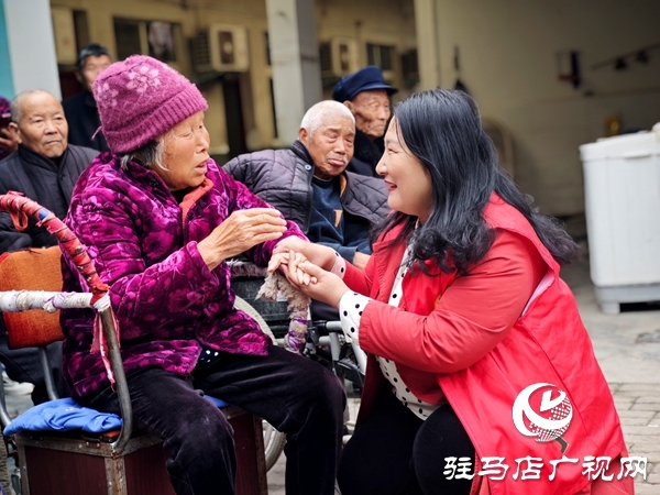  ‌平輿縣身邊好人協(xié)會(huì)聯(lián)動(dòng)政社校開展學(xué)雷鋒敬老行動(dòng)‌