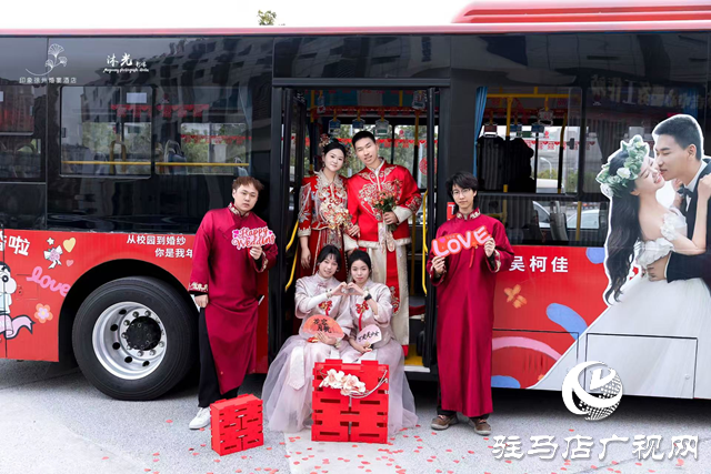 特別的婚禮：新人選擇公交車(chē)作為婚禮殿堂