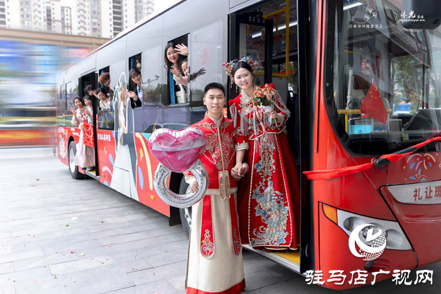 特別的婚禮：新人選擇公交車(chē)作為婚禮殿堂