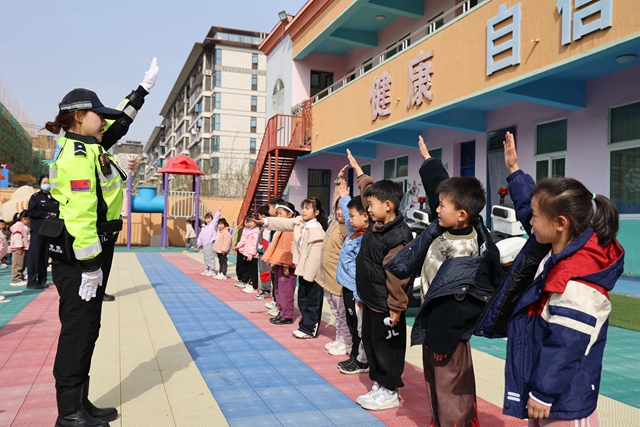 交警萌娃“童”行學(xué)安全！全國安全教育日護(hù)航幼兒成長(zhǎng)