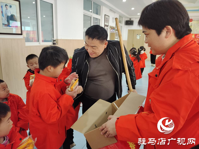 “中國好人”何文禮走進博愛幼兒園看望特殊需要兒童
