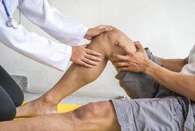 走路膝蓋突然“軟”一下？或許是這些疾病的信號
