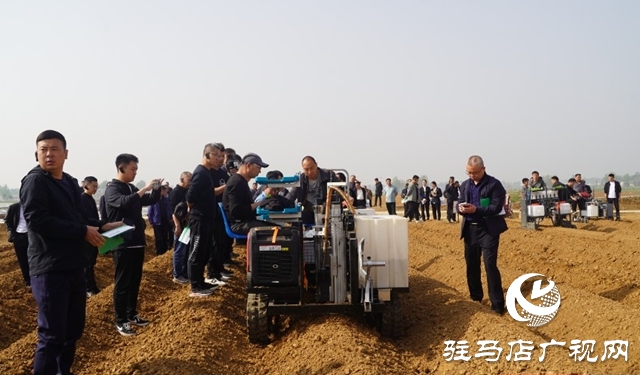 全省煙葉移栽環(huán)節(jié)農(nóng)機(jī)農(nóng)藝融合現(xiàn)場(chǎng)觀摩交流會(huì)在泌陽縣召開