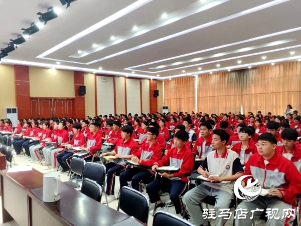 共青團(tuán)平輿縣委在平輿六中開展2025年示范性主題團(tuán)日活動  全媒體記者 朱劍鋒 通訊員 楊媚 在第十個全民國家安全教育日來臨之際，為教育引導(dǎo)全縣廣大團(tuán)員青年深入領(lǐng)會總體國家安全觀的思想內(nèi)涵，深刻認(rèn)識總體國家安全觀的實踐偉力，在維護(hù)國家主權(quán)、安全、發(fā)展利益的火熱實踐中挺膺擔(dān)當(dāng)，為強國建設(shè)、民族復(fù)興貢獻(xiàn)青春力量，2025年4月14日，共青團(tuán)平輿縣委在平輿縣第六初級中學(xué)組織開展“國家安全 青春挺膺”主題團(tuán)日活動。   以學(xué)為先 筑牢思想根基 會上，團(tuán)縣委副書記為團(tuán)員青年宣講了國家總體安全觀、國家安全的主要內(nèi)容及維護(hù)國家安全的重要意義，教育引導(dǎo)團(tuán)員青年從小事做起、從我做起，在日常生活中自覺履行國家安全義務(wù)，積極傳播國家安全知識，為國家安全建設(shè)貢獻(xiàn)自己的力量，攜手共建國家安全偉業(yè)。  以觀明戒 緊繃安全之弦 平輿六中政教副校長結(jié)合案例深入淺出地講解了總體國家安全觀創(chuàng)新引領(lǐng)成就、十年來全民國家安全教育成果以及青少年如何在日常生活中維護(hù)國家安全等多個方面知識，使大家對國家安全有了更加直觀、深刻的認(rèn)識。  以固促學(xué) 凝聚青春力量 最后，平輿六中黨支部書記對本次主題團(tuán)日活動進(jìn)行總結(jié)發(fā)言，讓學(xué)生們對國家安全有更深入的了解，以便學(xué)生加強學(xué)習(xí)，提高自身素質(zhì)，樹立正確的國家安全觀，增強責(zé)任感和使命感，積極投身國家安全工作，為維護(hù)國家安全貢獻(xiàn)出自己的力量。國家安全無小事，青春挺膺展擔(dān)當(dāng)。通過此次“國家安全 青春挺膺”示范性主題團(tuán)日活動，不僅提高了團(tuán)員青年的國家安全防范意識，更增強了團(tuán)員青年自覺維護(hù)國家安全的責(zé)任感。下一步，團(tuán)縣委將以此次主題團(tuán)日活動為契機(jī)，持續(xù)開展形式多樣、通俗易懂的國家安全教育宣傳活動，促進(jìn)廣大團(tuán)員青年牢固樹立正確的國家安全觀，切實增強團(tuán)員青年維護(hù)國家安全的思想自覺和行動自覺，為維護(hù)國家安全和社會穩(wěn)定貢獻(xiàn)青春力量。