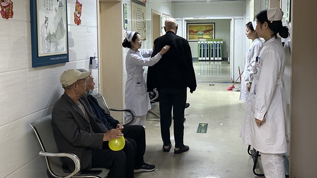 呼吸康復(fù)路，護患同行時——駐馬店市第二中醫(yī)院帶領(lǐng)患者開展呼吸操運動