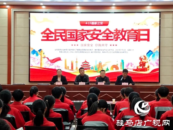 共青團(tuán)平輿縣委在平輿六中開展2025年示范性主題團(tuán)日活動  全媒體記者 朱劍鋒 通訊員 楊媚 在第十個全民國家安全教育日來臨之際，為教育引導(dǎo)全縣廣大團(tuán)員青年深入領(lǐng)會總體國家安全觀的思想內(nèi)涵，深刻認(rèn)識總體國家安全觀的實踐偉力，在維護(hù)國家主權(quán)、安全、發(fā)展利益的火熱實踐中挺膺擔(dān)當(dāng)，為強國建設(shè)、民族復(fù)興貢獻(xiàn)青春力量，2025年4月14日，共青團(tuán)平輿縣委在平輿縣第六初級中學(xué)組織開展“國家安全 青春挺膺”主題團(tuán)日活動。   以學(xué)為先 筑牢思想根基 會上，團(tuán)縣委副書記為團(tuán)員青年宣講了國家總體安全觀、國家安全的主要內(nèi)容及維護(hù)國家安全的重要意義，教育引導(dǎo)團(tuán)員青年從小事做起、從我做起，在日常生活中自覺履行國家安全義務(wù)，積極傳播國家安全知識，為國家安全建設(shè)貢獻(xiàn)自己的力量，攜手共建國家安全偉業(yè)。  以觀明戒 緊繃安全之弦 平輿六中政教副校長結(jié)合案例深入淺出地講解了總體國家安全觀創(chuàng)新引領(lǐng)成就、十年來全民國家安全教育成果以及青少年如何在日常生活中維護(hù)國家安全等多個方面知識，使大家對國家安全有了更加直觀、深刻的認(rèn)識。  以固促學(xué) 凝聚青春力量 最后，平輿六中黨支部書記對本次主題團(tuán)日活動進(jìn)行總結(jié)發(fā)言，讓學(xué)生們對國家安全有更深入的了解，以便學(xué)生加強學(xué)習(xí)，提高自身素質(zhì)，樹立正確的國家安全觀，增強責(zé)任感和使命感，積極投身國家安全工作，為維護(hù)國家安全貢獻(xiàn)出自己的力量。國家安全無小事，青春挺膺展擔(dān)當(dāng)。通過此次“國家安全 青春挺膺”示范性主題團(tuán)日活動，不僅提高了團(tuán)員青年的國家安全防范意識，更增強了團(tuán)員青年自覺維護(hù)國家安全的責(zé)任感。下一步，團(tuán)縣委將以此次主題團(tuán)日活動為契機(jī)，持續(xù)開展形式多樣、通俗易懂的國家安全教育宣傳活動，促進(jìn)廣大團(tuán)員青年牢固樹立正確的國家安全觀，切實增強團(tuán)員青年維護(hù)國家安全的思想自覺和行動自覺，為維護(hù)國家安全和社會穩(wěn)定貢獻(xiàn)青春力量。