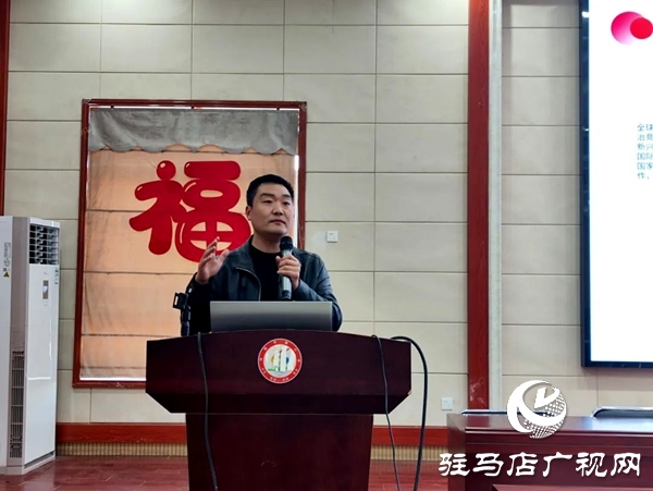 共青團(tuán)平輿縣委在平輿六中開展2025年示范性主題團(tuán)日活動  全媒體記者 朱劍鋒 通訊員 楊媚 在第十個全民國家安全教育日來臨之際，為教育引導(dǎo)全縣廣大團(tuán)員青年深入領(lǐng)會總體國家安全觀的思想內(nèi)涵，深刻認(rèn)識總體國家安全觀的實踐偉力，在維護(hù)國家主權(quán)、安全、發(fā)展利益的火熱實踐中挺膺擔(dān)當(dāng)，為強國建設(shè)、民族復(fù)興貢獻(xiàn)青春力量，2025年4月14日，共青團(tuán)平輿縣委在平輿縣第六初級中學(xué)組織開展“國家安全 青春挺膺”主題團(tuán)日活動。   以學(xué)為先 筑牢思想根基 會上，團(tuán)縣委副書記為團(tuán)員青年宣講了國家總體安全觀、國家安全的主要內(nèi)容及維護(hù)國家安全的重要意義，教育引導(dǎo)團(tuán)員青年從小事做起、從我做起，在日常生活中自覺履行國家安全義務(wù)，積極傳播國家安全知識，為國家安全建設(shè)貢獻(xiàn)自己的力量，攜手共建國家安全偉業(yè)。  以觀明戒 緊繃安全之弦 平輿六中政教副校長結(jié)合案例深入淺出地講解了總體國家安全觀創(chuàng)新引領(lǐng)成就、十年來全民國家安全教育成果以及青少年如何在日常生活中維護(hù)國家安全等多個方面知識，使大家對國家安全有了更加直觀、深刻的認(rèn)識。  以固促學(xué) 凝聚青春力量 最后，平輿六中黨支部書記對本次主題團(tuán)日活動進(jìn)行總結(jié)發(fā)言，讓學(xué)生們對國家安全有更深入的了解，以便學(xué)生加強學(xué)習(xí)，提高自身素質(zhì)，樹立正確的國家安全觀，增強責(zé)任感和使命感，積極投身國家安全工作，為維護(hù)國家安全貢獻(xiàn)出自己的力量。國家安全無小事，青春挺膺展擔(dān)當(dāng)。通過此次“國家安全 青春挺膺”示范性主題團(tuán)日活動，不僅提高了團(tuán)員青年的國家安全防范意識，更增強了團(tuán)員青年自覺維護(hù)國家安全的責(zé)任感。下一步，團(tuán)縣委將以此次主題團(tuán)日活動為契機(jī)，持續(xù)開展形式多樣、通俗易懂的國家安全教育宣傳活動，促進(jìn)廣大團(tuán)員青年牢固樹立正確的國家安全觀，切實增強團(tuán)員青年維護(hù)國家安全的思想自覺和行動自覺，為維護(hù)國家安全和社會穩(wěn)定貢獻(xiàn)青春力量。