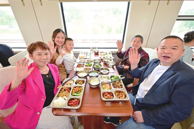 河南銀發(fā)旅游列車(chē)線路上新 如何購(gòu)票 來(lái)看這份攻略吧