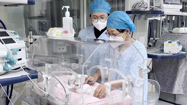 掌心寶寶變形記：從“不會(huì)哭”到“自己走”
