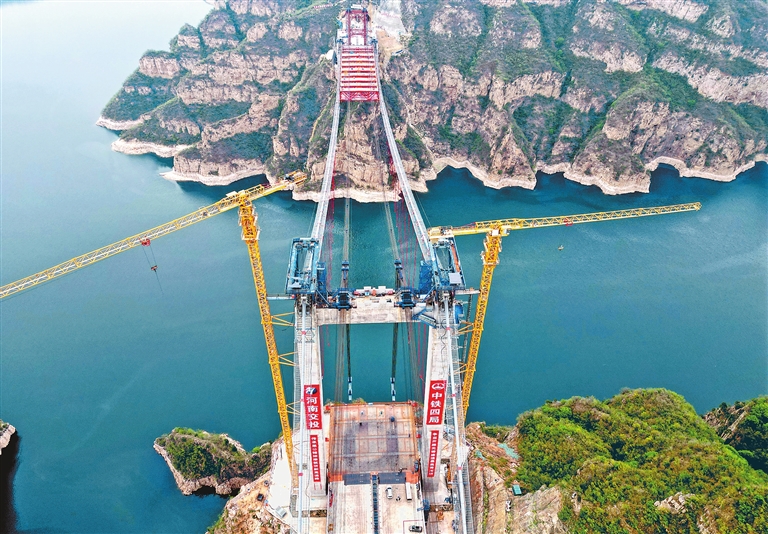 濟新高速公路黃河大橋正施工