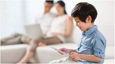 不做“低頭族”！一招教你緩解頸椎前傾