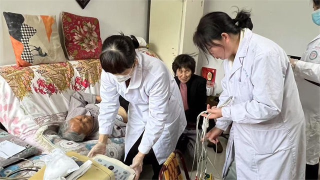  “零距離”守護健康！駐馬店市第二中醫(yī)院新華社區(qū)為失能老人上門體檢