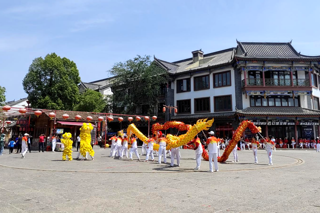鞭龍舞動(dòng)迎“五一”  全民健身展風(fēng)采