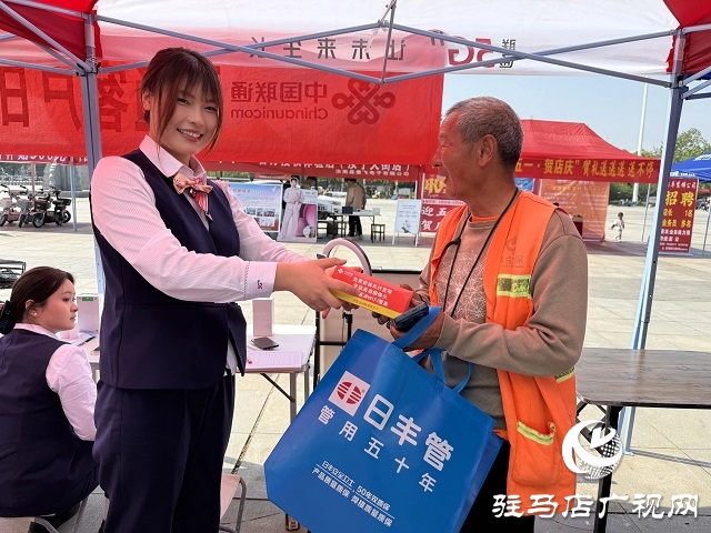 駐馬店聯(lián)通汝南分公司開(kāi)展“聯(lián)通客戶日 惠民促消費(fèi)”活動(dòng)