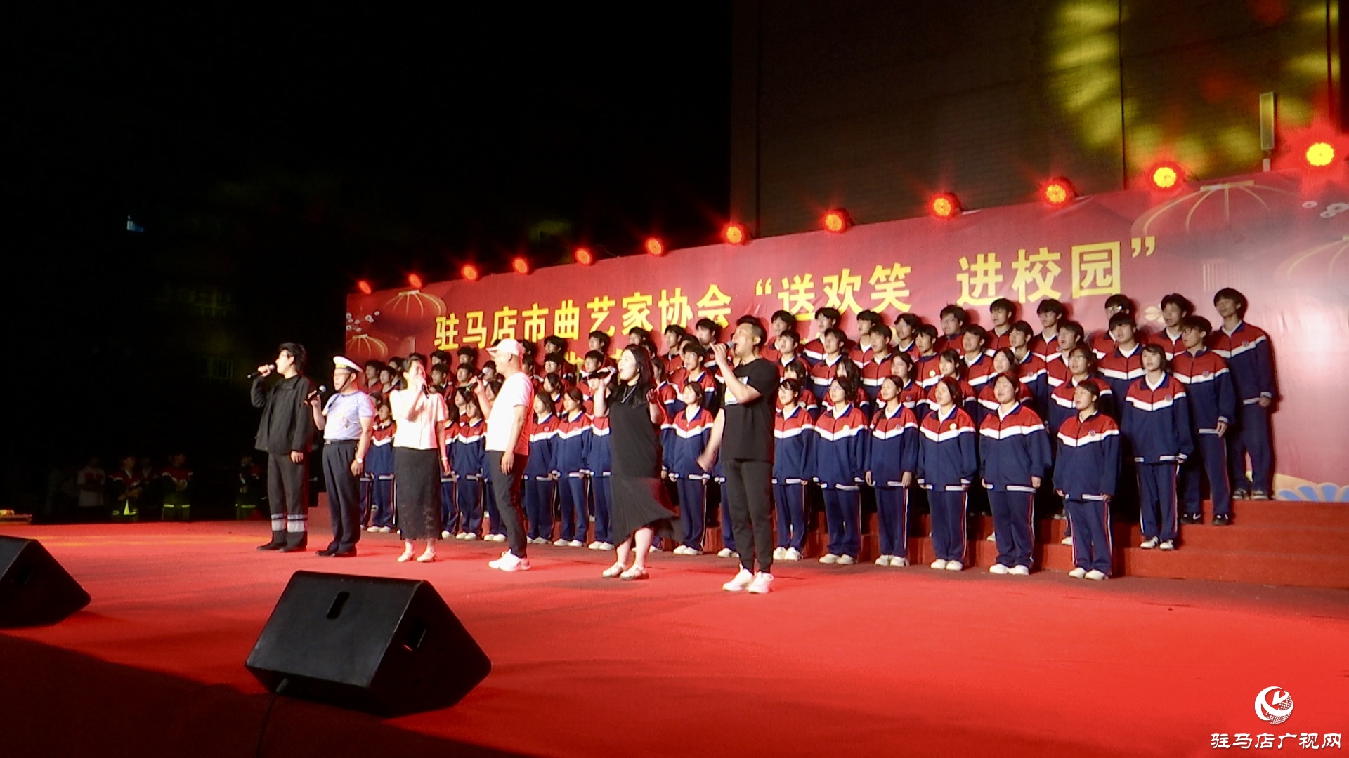 駐馬店市曲藝家協(xié)會(huì)舉行“送歡笑 進(jìn)校園”2025年曲藝專(zhuān)場(chǎng)演出