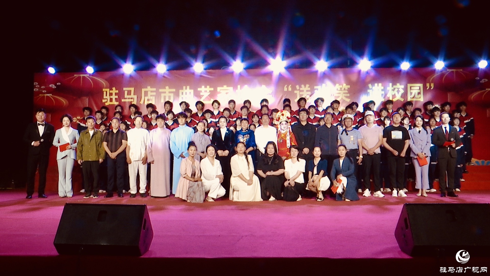駐馬店市曲藝家協(xié)會(huì)舉行“送歡笑 進(jìn)校園”2025年曲藝專(zhuān)場(chǎng)演出