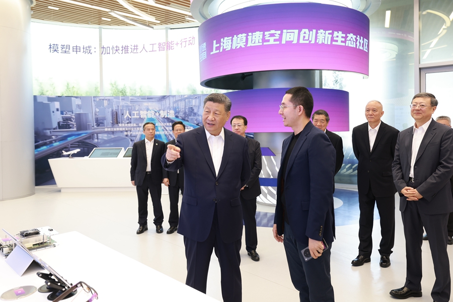 習(xí)近平在上?？疾? /></p>
<p>4月29日，中共中央總書記、國家主席、中央軍委主席習(xí)近平在上?？疾臁＿@是習(xí)近平在位于徐匯區(qū)的上海“模速空間”大模型創(chuàng)新生態(tài)社區(qū)人工智能產(chǎn)品體驗店考察。</p>
<p>新華社記者 謝環(huán)馳 攝</p>
			<p class=
