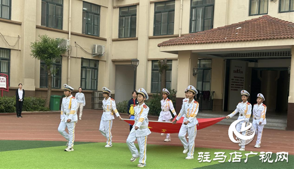 <strong>駐馬店市三十三小學(xué)開展“勞動最光榮 奮斗譜新篇”主題升旗儀式活動</strong>