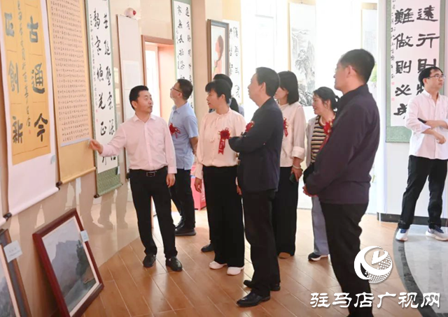 泌陽(yáng)縣舉行迎“五一”書(shū)畫(huà)攝影展
