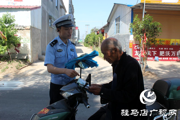 平輿縣公安局交警大隊(duì)強(qiáng)化宣傳引導(dǎo)、護(hù)航群眾平安出行  