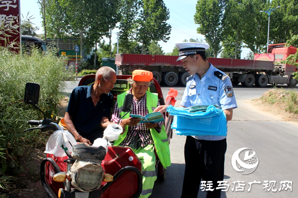 平輿縣公安局交警大隊(duì)強(qiáng)化宣傳引導(dǎo)、護(hù)航群眾平安出行  