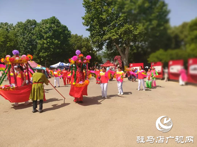 泌陽(yáng)彩帶舞龍隊(duì)“舞”進(jìn)南陽(yáng)月季園 共赴文化交流之約