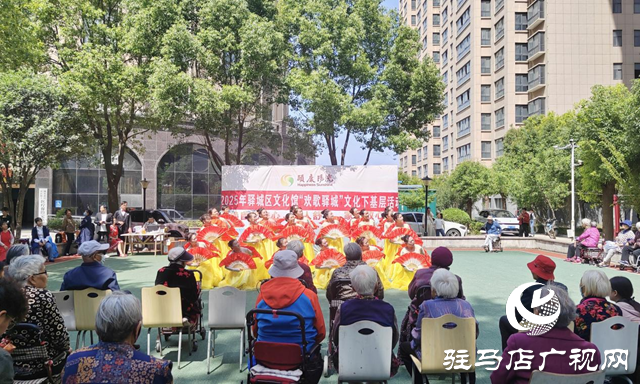 驛城區(qū)文化館“感恩母親節(jié)”慰問(wèn)演出走進(jìn)養(yǎng)老院