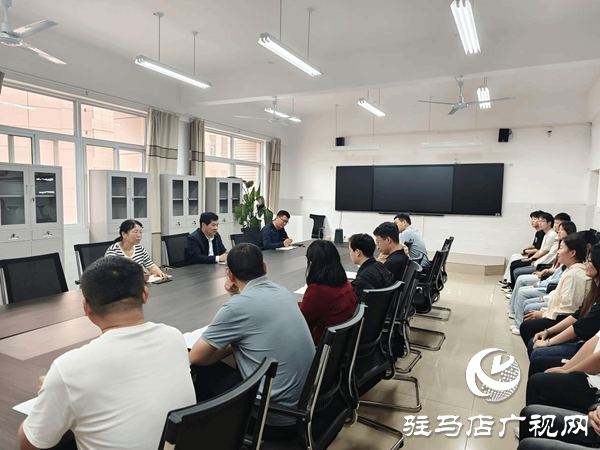 駐馬店職業(yè)技術(shù)學(xué)院黨委書記蘇新留到信息工程學(xué)院聽課調(diào)研