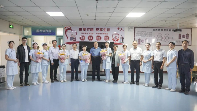  黃淮學(xué)院領(lǐng)導(dǎo)到駐馬店市第一人民醫(yī)院開展“5·12”護(hù)士節(jié)慰問(wèn)活動(dòng)