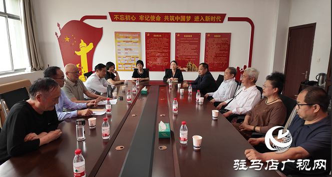愛心捐贈 書香傳情 ——駐馬店籍作家向黃淮學(xué)院圖書館捐贈書籍
