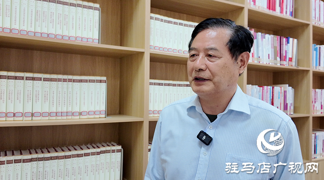 愛心捐贈 書香傳情 ——駐馬店籍作家向黃淮學(xué)院圖書館捐贈書籍