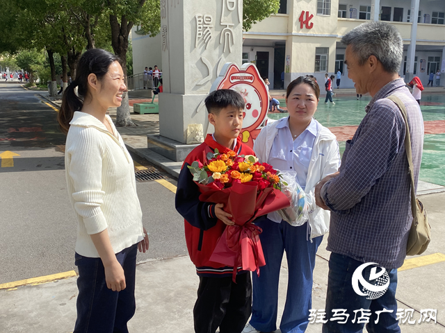 駐馬店小學生拾金不昧彰顯美德 校園內外傳遞德育正能量