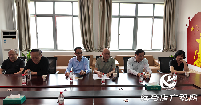 愛心捐贈 書香傳情 ——駐馬店籍作家向黃淮學(xué)院圖書館捐贈書籍