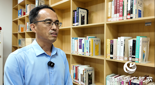 愛心捐贈 書香傳情 ——駐馬店籍作家向黃淮學(xué)院圖書館捐贈書籍