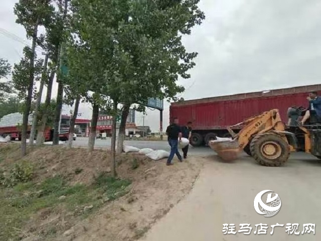  新蔡縣孫召鎮(zhèn)：貨車貨物遺落公路 基層干部暖心相助