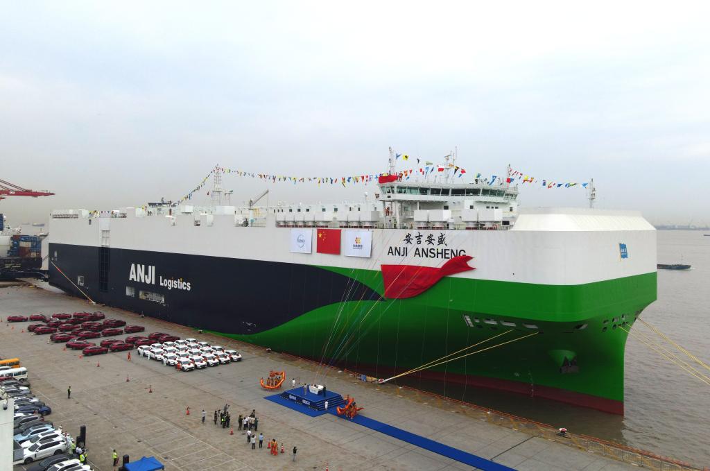 再刷紀錄！9500車位全球最大汽車運輸船上海首航赴歐