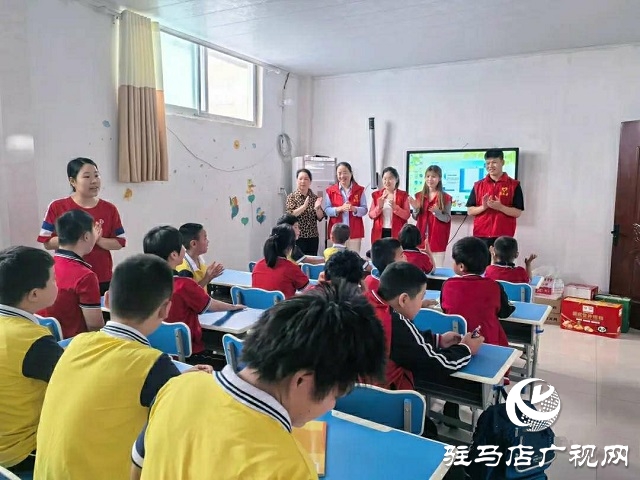 中共新蔡縣委黨校開展“牽起愛心之手，同看美麗風景”愛心助殘志愿服務活動