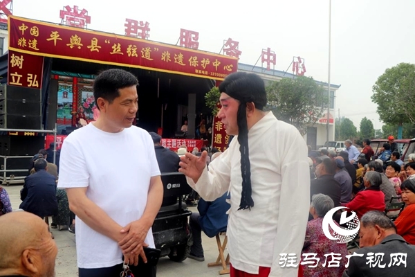 平輿縣：絲弦聲里話(huà)振興 家門(mén)口上演“戲”相逢