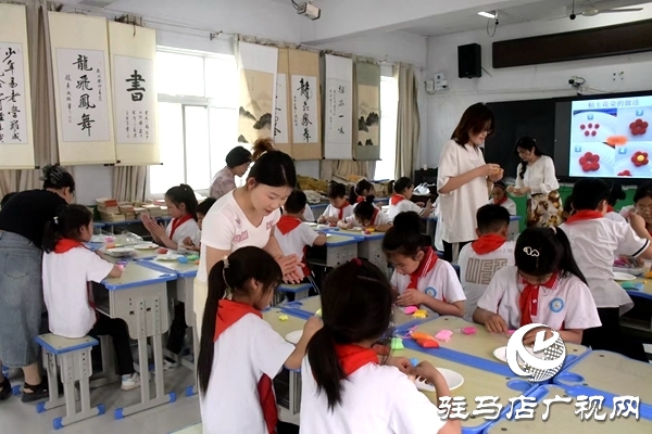 駐馬店幼兒師范高等?？茖W(xué)校赴遂平開展幫扶活動