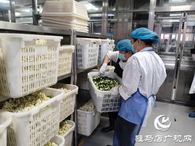  家長化身學(xué)校供餐公司職員 守護學(xué)生舌尖安全