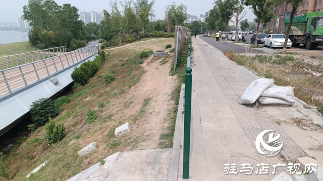 市民騎電動車擠圍欄缺口存隱患 駐馬店人民公園管理方將封堵