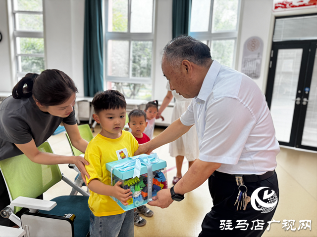 張銀良看望融合教育幼兒園的特殊兒童