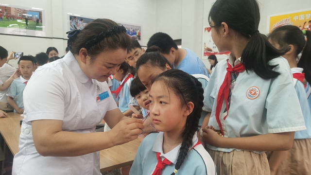 駐馬店市中醫(yī)院開(kāi)展“端午識(shí)百草·香囊護(hù)安康”中醫(yī)藥文化進(jìn)校園活動(dòng)