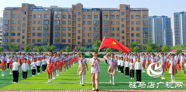 駐馬店經(jīng)濟開發(fā)區(qū)金雀路小學(xué)舉行“紅領(lǐng)巾愛祖國”新隊員入隊儀式