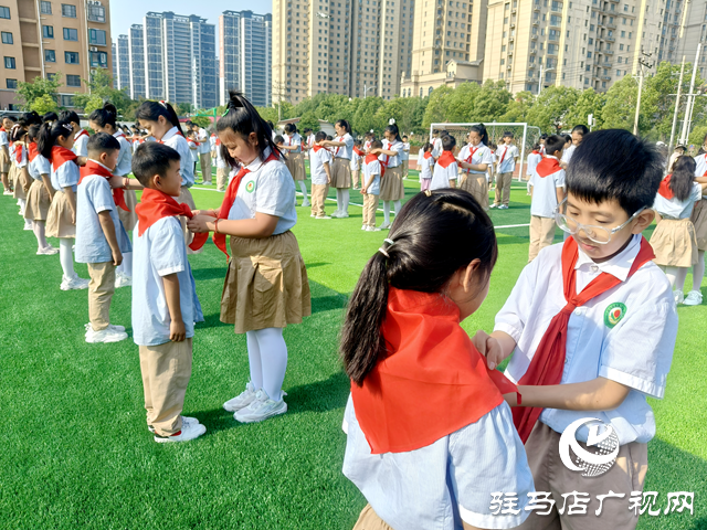 駐馬店經(jīng)濟開發(fā)區(qū)金雀路小學(xué)舉行“紅領(lǐng)巾愛祖國”新隊員入隊儀式