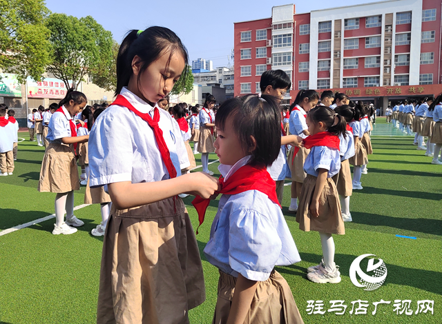 駐馬店市第二十三小學(xué)舉行春季新隊(duì)員入隊(duì)儀式